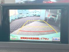 【バックカメラ】駐車時に後方がリアルタイム映像で確認できます。大型商業施設や立体駐車場での駐車時や、夜間のバック時に大活躍！運転スキルに関わらず、今や必須となった装備のひとつです！ 4