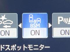 【ブラインドスポットモニター】走行中、ドアミラーの死角になりやすい箇所に後続車が接近するとサイドミラーのレンズに警告を表示！ドライバーに注意喚起をしてくれます。 5