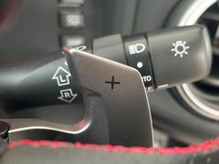 【パドルシフト】ハンドルから手を離さずに素早くシフトアップ＆ダウンができるので、エンジンブレーキを使う下り坂や高速道路の合流で加速したい場面で役立ちます。 4