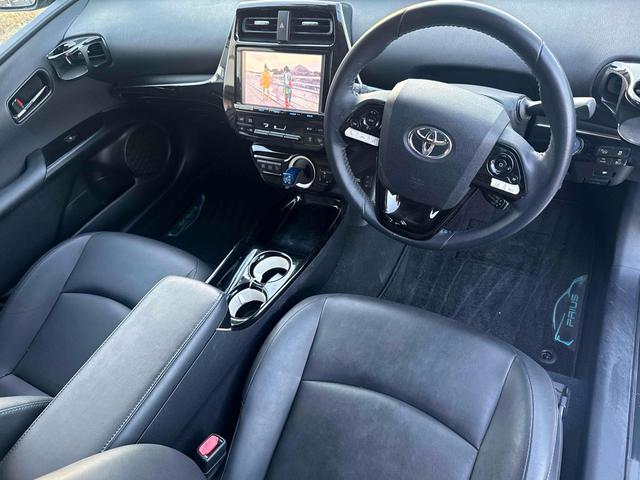 プリウス Aツーリングセレクション ドライブレコーダー ETC クリアランスソナー レーンアシスト オートクルーズコントロール パークアシスト 衝突被害軽減システム バックカメラ TV アルミホイール オートマチックハイビーム(3枚目)