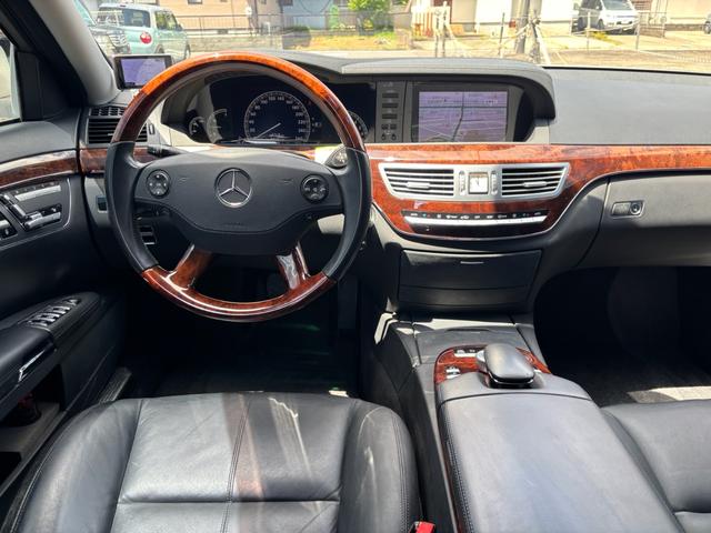 Ｓクラス Ｓ５５０ロング　ロリンザー仕様　後期仕様　レザーシート　バックカメラ　パワーシート　ナビ　ＥＴＣ　ローダウン　ＤＶＤ　エアサスペンション　オートクルーズコントロール　ガラスサンルーフ　キーレス　クリアランスソナー（16枚目）