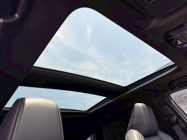 ハリアーハイブリッド Ｚ　レザーパッケージ　調光パノラマルーフ　パノラミックビューモニター　デジタルインナーミラー　ＪＢＬサウンド　ヘッドアップディスプレイ　パワーバックドア　置くだけ充電　シートヒーター／クーラー　　ブラインドスポットモニター（4枚目）