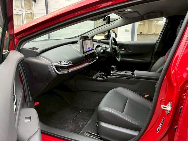 プリウス Ｚ　モデリスタエアロ　トヨタチームメイト　パノラミックビューモニター　１２．３ディスプレイオーディオ　デジタルインナーミラー　純正１９インチＡＷ　　黒革シート　レーダークルーズコントロール　シートヒーター（40枚目）