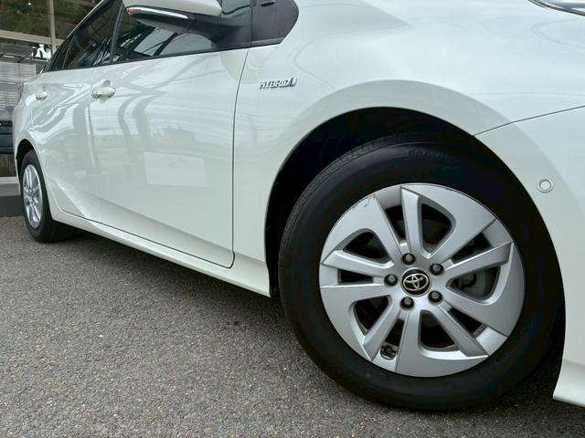 プリウス Ｓセーフティプラス　純正ナビ　バックカメラ　レーダークルーズコントロール　トヨタセーフティ　純正１５インチＡＷ　スマートキー　ＥＴＣ　衝突被害軽減システム　オートライト　オートエアコン　コーナーセンサー　プッシュスタート（17枚目）
