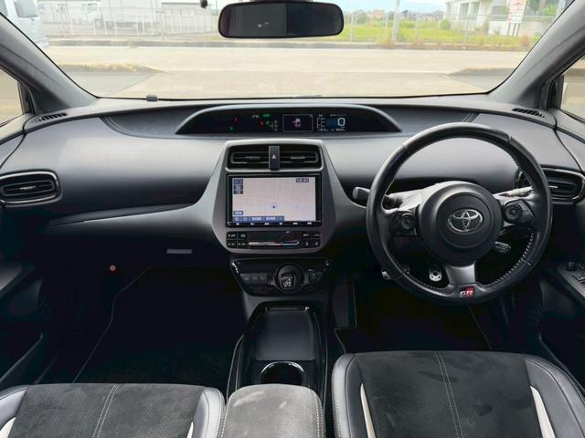 プリウスPHV S GRスポーツ 純正9インチナビ シートヒーター トヨタセーフティセンス レーダークルーズコントロール ETC フルセグTV ハーフレザーシート オートライト LEDライト クリアランスソナー Bluetooth接続(2枚目)