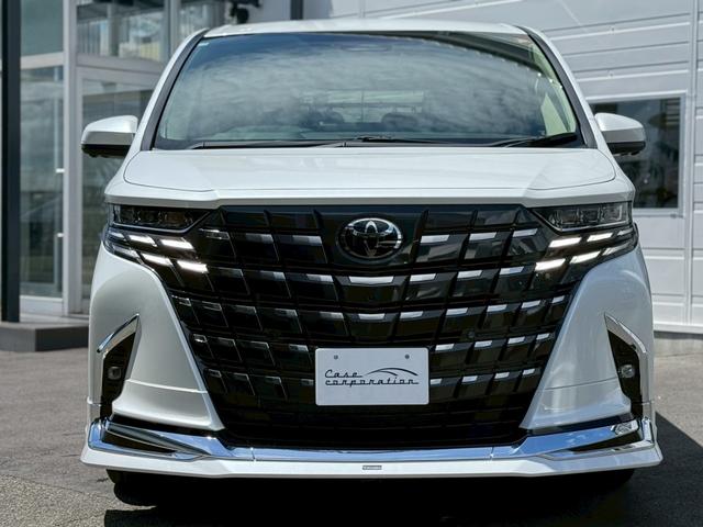 アルファードハイブリッド スペーシャスラウンジ　【トヨタ特別架装車】モデリスタエアロ（Ｆ／Ｓ／Ｒ）　ユニバーサルステップ（ＭＯＰ）内装ニュートラルベージュ　プラチナホワイトパール　ＪＢＬサウンド　ヘッドレストスピーカー　冷蔵庫　左右独立ムーンルーフ（7枚目）