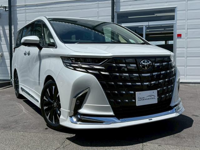 アルファードハイブリッド スペーシャスラウンジ　【トヨタ特別架装車】モデリスタエアロ（Ｆ／Ｓ／Ｒ）　ユニバーサルステップ（ＭＯＰ）内装ニュートラルベージュ　プラチナホワイトパール　ＪＢＬサウンド　ヘッドレストスピーカー　冷蔵庫　左右独立ムーンルーフ（9枚目）
