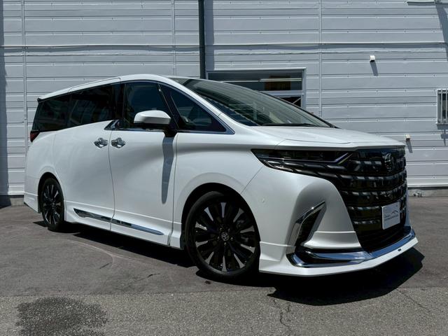 アルファードハイブリッド スペーシャスラウンジ　【トヨタ特別架装車】モデリスタエアロ（Ｆ／Ｓ／Ｒ）　ユニバーサルステップ（ＭＯＰ）内装ニュートラルベージュ　プラチナホワイトパール　ＪＢＬサウンド　ヘッドレストスピーカー　冷蔵庫　左右独立ムーンルーフ（10枚目）