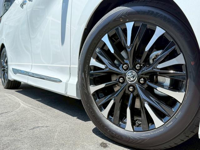 アルファードハイブリッド スペーシャスラウンジ　【トヨタ特別架装車】モデリスタエアロ（Ｆ／Ｓ／Ｒ）　ユニバーサルステップ（ＭＯＰ）内装ニュートラルベージュ　プラチナホワイトパール　ＪＢＬサウンド　ヘッドレストスピーカー　冷蔵庫　左右独立ムーンルーフ（13枚目）