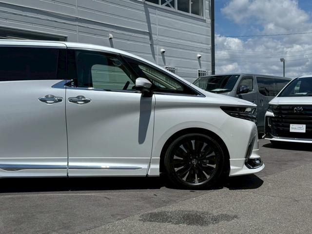 アルファードハイブリッド スペーシャスラウンジ　【トヨタ特別架装車】モデリスタエアロ（Ｆ／Ｓ／Ｒ）　ユニバーサルステップ（ＭＯＰ）内装ニュートラルベージュ　プラチナホワイトパール　ＪＢＬサウンド　ヘッドレストスピーカー　冷蔵庫　左右独立ムーンルーフ（20枚目）