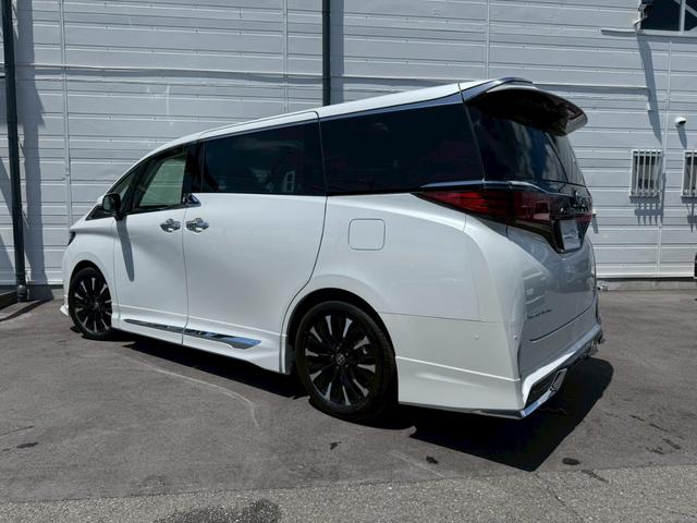 アルファードハイブリッド スペーシャスラウンジ　【トヨタ特別架装車】モデリスタエアロ（Ｆ／Ｓ／Ｒ）　ユニバーサルステップ（ＭＯＰ）内装ニュートラルベージュ　プラチナホワイトパール　ＪＢＬサウンド　ヘッドレストスピーカー　冷蔵庫　左右独立ムーンルーフ（23枚目）