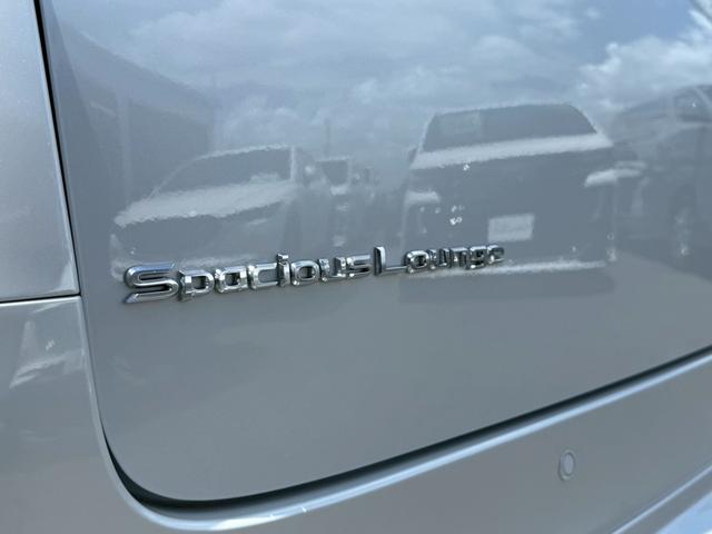 アルファードハイブリッド スペーシャスラウンジ　【トヨタ特別架装車】モデリスタエアロ（Ｆ／Ｓ／Ｒ）　ユニバーサルステップ（ＭＯＰ）内装ニュートラルベージュ　プラチナホワイトパール　ＪＢＬサウンド　ヘッドレストスピーカー　冷蔵庫　左右独立ムーンルーフ（26枚目）