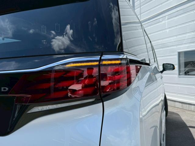 アルファードハイブリッド スペーシャスラウンジ　【トヨタ特別架装車】モデリスタエアロ（Ｆ／Ｓ／Ｒ）　ユニバーサルステップ（ＭＯＰ）内装ニュートラルベージュ　プラチナホワイトパール　ＪＢＬサウンド　ヘッドレストスピーカー　冷蔵庫　左右独立ムーンルーフ（32枚目）