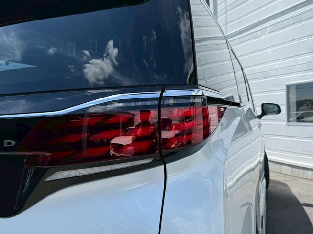 アルファードハイブリッド スペーシャスラウンジ　【トヨタ特別架装車】モデリスタエアロ（Ｆ／Ｓ／Ｒ）　ユニバーサルステップ（ＭＯＰ）内装ニュートラルベージュ　プラチナホワイトパール　ＪＢＬサウンド　ヘッドレストスピーカー　冷蔵庫　左右独立ムーンルーフ（33枚目）