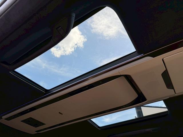 アルファードハイブリッド スペーシャスラウンジ　【トヨタ特別架装車】モデリスタエアロ（Ｆ／Ｓ／Ｒ）　ユニバーサルステップ（ＭＯＰ）内装ニュートラルベージュ　プラチナホワイトパール　ＪＢＬサウンド　ヘッドレストスピーカー　冷蔵庫　左右独立ムーンルーフ（38枚目）