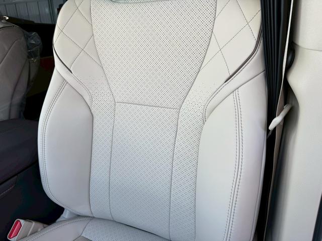 アルファードハイブリッド スペーシャスラウンジ　【トヨタ特別架装車】モデリスタエアロ（Ｆ／Ｓ／Ｒ）　ユニバーサルステップ（ＭＯＰ）内装ニュートラルベージュ　プラチナホワイトパール　ＪＢＬサウンド　ヘッドレストスピーカー　冷蔵庫　左右独立ムーンルーフ（63枚目）