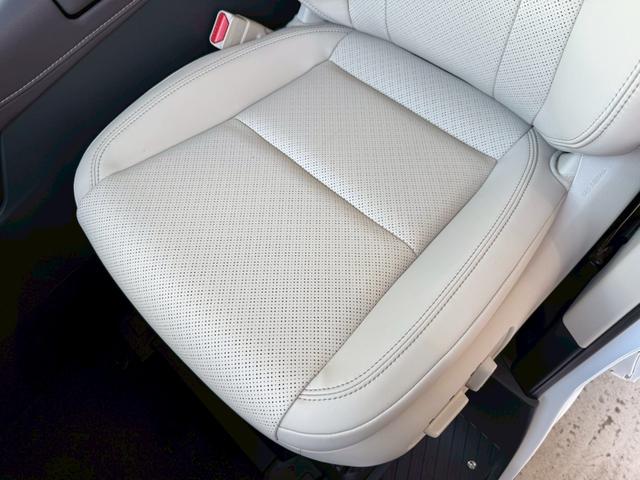 アルファードハイブリッド スペーシャスラウンジ　【トヨタ特別架装車】モデリスタエアロ（Ｆ／Ｓ／Ｒ）　ユニバーサルステップ（ＭＯＰ）内装ニュートラルベージュ　プラチナホワイトパール　ＪＢＬサウンド　ヘッドレストスピーカー　冷蔵庫　左右独立ムーンルーフ（64枚目）