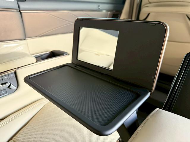 アルファードハイブリッド スペーシャスラウンジ　【トヨタ特別架装車】モデリスタエアロ（Ｆ／Ｓ／Ｒ）　ユニバーサルステップ（ＭＯＰ）内装ニュートラルベージュ　プラチナホワイトパール　ＪＢＬサウンド　ヘッドレストスピーカー　冷蔵庫　左右独立ムーンルーフ（67枚目）