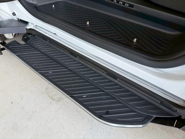 アルファードハイブリッド スペーシャスラウンジ　【トヨタ特別架装車】モデリスタエアロ（Ｆ／Ｓ／Ｒ）　ユニバーサルステップ（ＭＯＰ）内装ニュートラルベージュ　プラチナホワイトパール　ＪＢＬサウンド　ヘッドレストスピーカー　冷蔵庫　左右独立ムーンルーフ（72枚目）