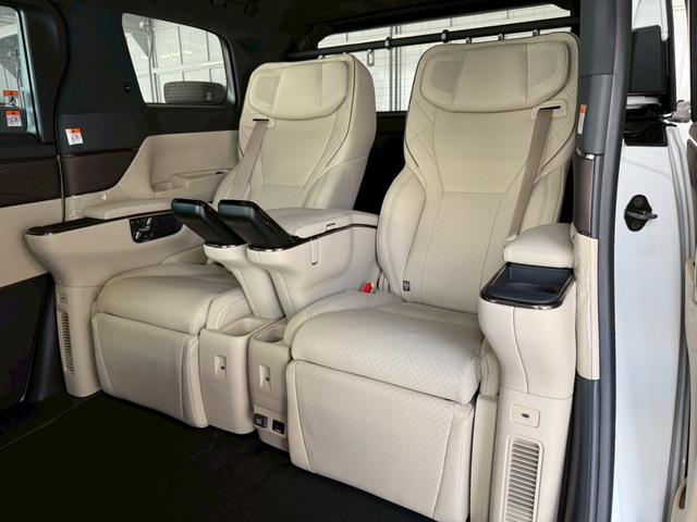 アルファードハイブリッド スペーシャスラウンジ　【トヨタ特別架装車】モデリスタエアロ（Ｆ／Ｓ／Ｒ）　ユニバーサルステップ（ＭＯＰ）内装ニュートラルベージュ　プラチナホワイトパール　ＪＢＬサウンド　ヘッドレストスピーカー　冷蔵庫　左右独立ムーンルーフ（73枚目）