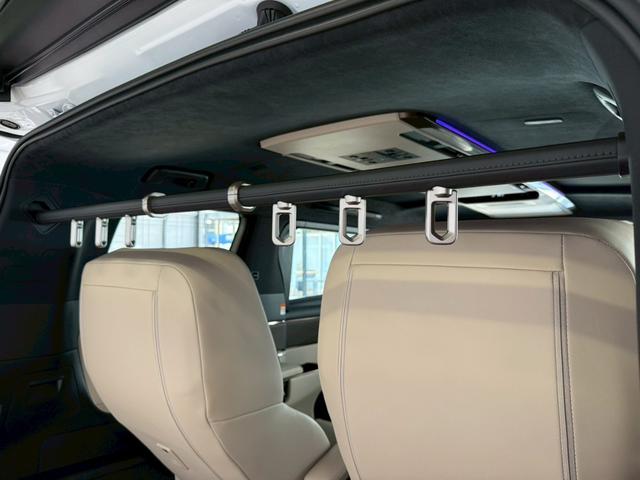 アルファードハイブリッド スペーシャスラウンジ　【トヨタ特別架装車】モデリスタエアロ（Ｆ／Ｓ／Ｒ）　ユニバーサルステップ（ＭＯＰ）内装ニュートラルベージュ　プラチナホワイトパール　ＪＢＬサウンド　ヘッドレストスピーカー　冷蔵庫　左右独立ムーンルーフ（74枚目）