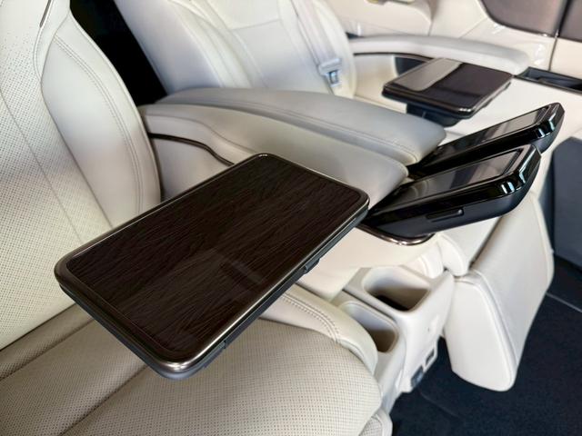 アルファードハイブリッド スペーシャスラウンジ　【トヨタ特別架装車】モデリスタエアロ（Ｆ／Ｓ／Ｒ）　ユニバーサルステップ（ＭＯＰ）内装ニュートラルベージュ　プラチナホワイトパール　ＪＢＬサウンド　ヘッドレストスピーカー　冷蔵庫　左右独立ムーンルーフ（75枚目）