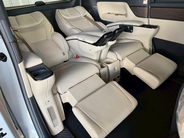アルファードハイブリッド スペーシャスラウンジ　【トヨタ特別架装車】モデリスタエアロ（Ｆ／Ｓ／Ｒ）　ユニバーサルステップ（ＭＯＰ）内装ニュートラルベージュ　プラチナホワイトパール　ＪＢＬサウンド　ヘッドレストスピーカー　冷蔵庫　左右独立ムーンルーフ（77枚目）