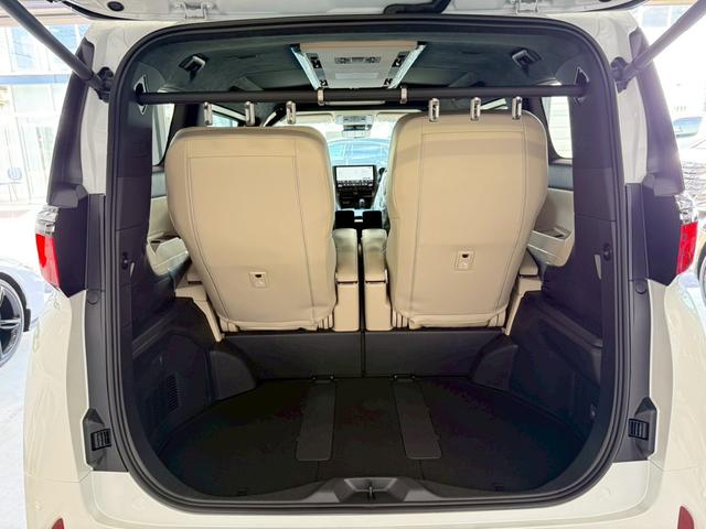 アルファードハイブリッド スペーシャスラウンジ　【トヨタ特別架装車】モデリスタエアロ（Ｆ／Ｓ／Ｒ）　ユニバーサルステップ（ＭＯＰ）内装ニュートラルベージュ　プラチナホワイトパール　ＪＢＬサウンド　ヘッドレストスピーカー　冷蔵庫　左右独立ムーンルーフ（80枚目）