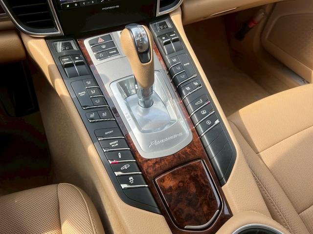 パナメーラ S 左H スポーツクロノパッケージ サンルーフ BOSWスピーカー ベージュレザーシート ベージュレザーシート パワーシート シートヒーター 電動リヤゲート 電動格納リヤウィング スポーツエキゾースト(40枚目)