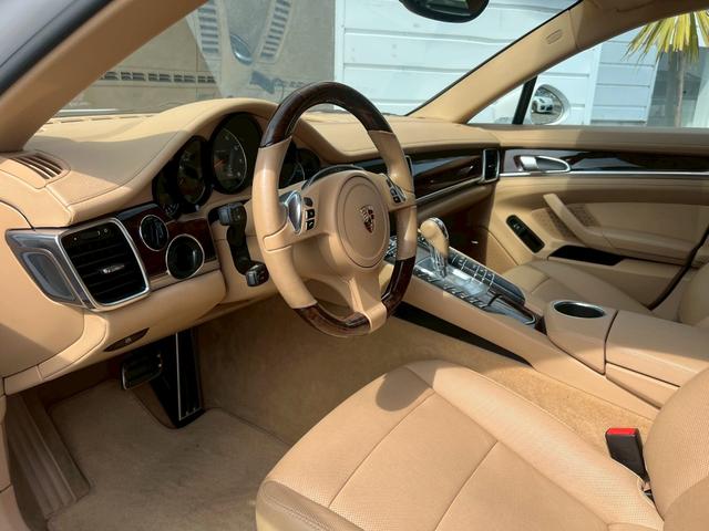 パナメーラ S 左H スポーツクロノパッケージ サンルーフ BOSWスピーカー ベージュレザーシート ベージュレザーシート パワーシート シートヒーター 電動リヤゲート 電動格納リヤウィング スポーツエキゾースト(32枚目)