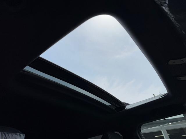ランドクルーザー２５０ ＶＸ　サンルーフ　ＪＢＬサウンドシステム　トヨタチームメイト　デジタルインナーミラー　パノラミックビューモニター　７人乗り　黒革シート　レーダークルーズコントロール　ＢＳＭ　１８インチＡＷ　　シートヒーター（4枚目）