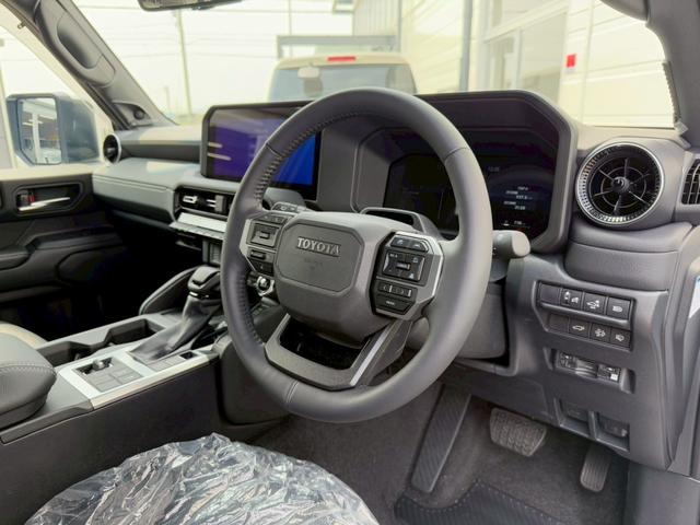 ランドクルーザー２５０ ＶＸ　サンルーフ　ＪＢＬサウンドシステム　トヨタチームメイト　デジタルインナーミラー　パノラミックビューモニター　７人乗り　黒革シート　レーダークルーズコントロール　ＢＳＭ　１８インチＡＷ　　シートヒーター（38枚目）