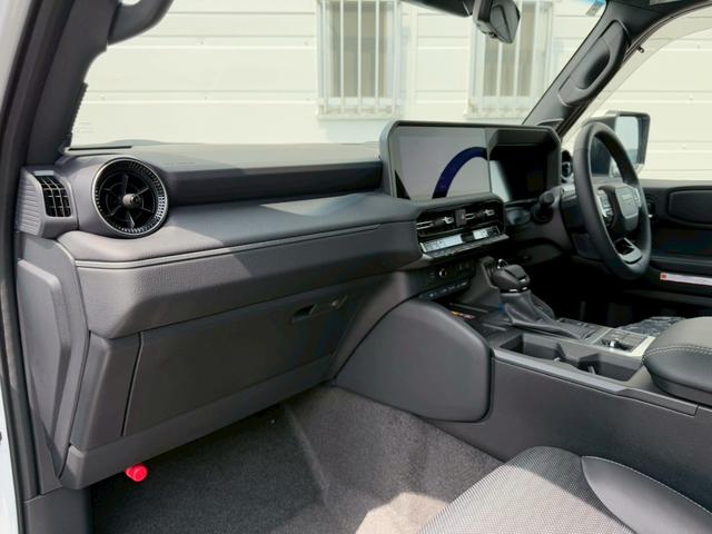 ランドクルーザー２５０ ＶＸ　サンルーフ　ＪＢＬサウンドシステム　トヨタチームメイト　デジタルインナーミラー　パノラミックビューモニター　７人乗り　黒革シート　レーダークルーズコントロール　ＢＳＭ　１８インチＡＷ　　シートヒーター（39枚目）