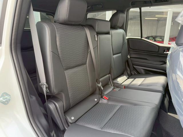 ランドクルーザー２５０ ＶＸ　サンルーフ　ＪＢＬサウンドシステム　トヨタチームメイト　デジタルインナーミラー　パノラミックビューモニター　７人乗り　黒革シート　レーダークルーズコントロール　ＢＳＭ　１８インチＡＷ　　シートヒーター（71枚目）