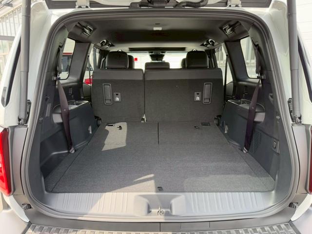 ランドクルーザー２５０ ＶＸ　サンルーフ　ＪＢＬサウンドシステム　トヨタチームメイト　デジタルインナーミラー　パノラミックビューモニター　７人乗り　黒革シート　レーダークルーズコントロール　ＢＳＭ　１８インチＡＷ　　シートヒーター（78枚目）