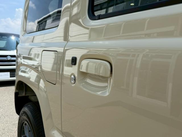 ジムニー ＸＣ　スズキセーフティーサポート　運転席助手席シートヒーター　ＬＥＤヘッドライト　クルーズコントロール　ステアリングスイッチ　スマートキー　プッシュボタンスタート　背面スペアタイヤ　電動ミラー　オートライト（17枚目）