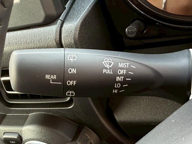 ジムニー ＸＣ　スズキセーフティーサポート　運転席助手席シートヒーター　ＬＥＤヘッドライト　クルーズコントロール　ステアリングスイッチ　スマートキー　プッシュボタンスタート　背面スペアタイヤ　電動ミラー　オートライト（46枚目）