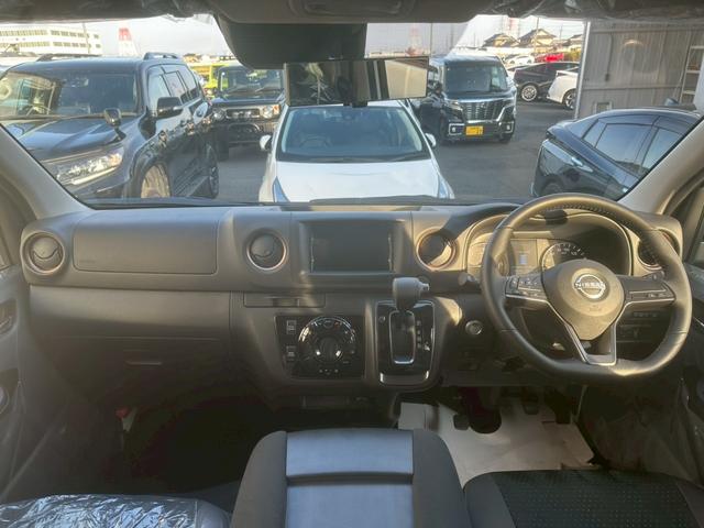 キャラバン ロンググランドプレミアムＧＸ　登録済未使用車　デジタルインナーミラー　アラウンドビューモニター　左側パワースライドドア　イージークローザー　クリアランスソナー　ＬＥＤヘッドライト　インテリキー　純正１５インチＡＷ　スペアタイヤ（2枚目）