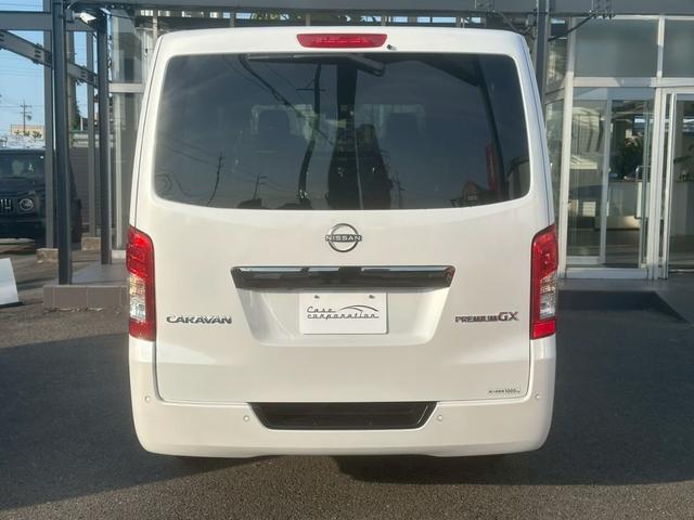 キャラバン ロンググランドプレミアムＧＸ　登録済未使用車　デジタルインナーミラー　アラウンドビューモニター　左側パワースライドドア　イージークローザー　クリアランスソナー　ＬＥＤヘッドライト　インテリキー　純正１５インチＡＷ　スペアタイヤ（8枚目）
