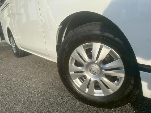 キャラバン ロンググランドプレミアムＧＸ　登録済未使用車　デジタルインナーミラー　アラウンドビューモニター　左側パワースライドドア　イージークローザー　クリアランスソナー　ＬＥＤヘッドライト　インテリキー　純正１５インチＡＷ　スペアタイヤ（16枚目）