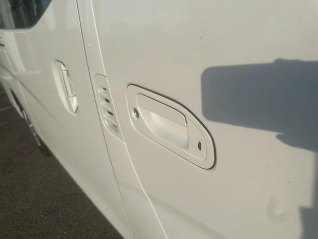 キャラバン ロンググランドプレミアムＧＸ　登録済未使用車　デジタルインナーミラー　アラウンドビューモニター　左側パワースライドドア　イージークローザー　クリアランスソナー　ＬＥＤヘッドライト　インテリキー　純正１５インチＡＷ　スペアタイヤ（17枚目）