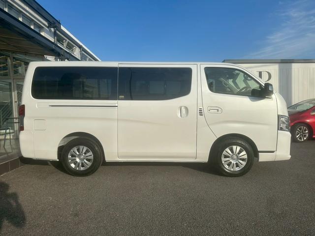 キャラバン ロンググランドプレミアムＧＸ　登録済未使用車　デジタルインナーミラー　アラウンドビューモニター　左側パワースライドドア　イージークローザー　クリアランスソナー　ＬＥＤヘッドライト　インテリキー　純正１５インチＡＷ　スペアタイヤ（18枚目）