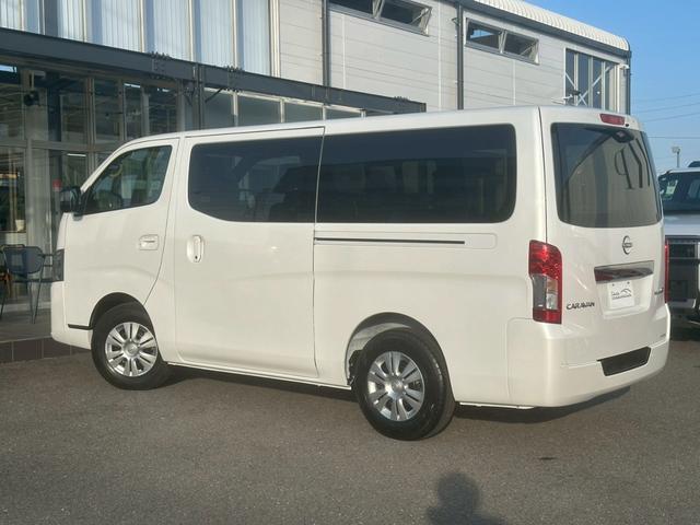 キャラバン ロンググランドプレミアムＧＸ　登録済未使用車　デジタルインナーミラー　アラウンドビューモニター　左側パワースライドドア　イージークローザー　クリアランスソナー　ＬＥＤヘッドライト　インテリキー　純正１５インチＡＷ　スペアタイヤ（23枚目）