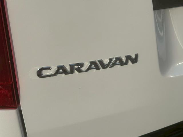 キャラバン ロンググランドプレミアムＧＸ　登録済未使用車　デジタルインナーミラー　アラウンドビューモニター　左側パワースライドドア　イージークローザー　クリアランスソナー　ＬＥＤヘッドライト　インテリキー　純正１５インチＡＷ　スペアタイヤ（25枚目）