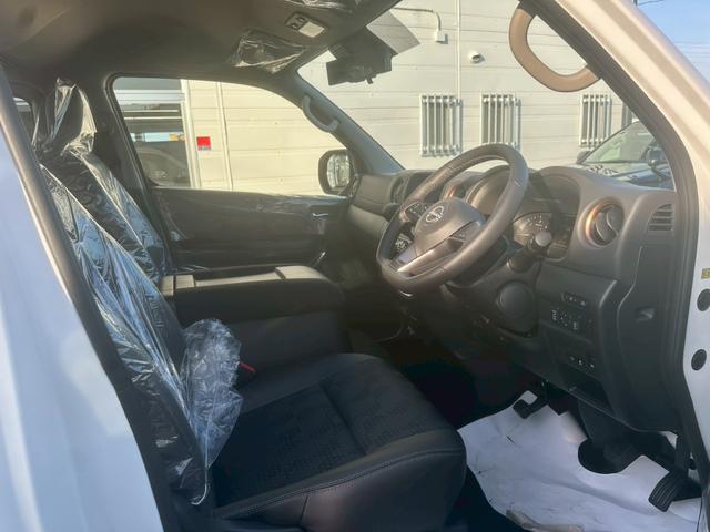 キャラバン ロンググランドプレミアムＧＸ　登録済未使用車　デジタルインナーミラー　アラウンドビューモニター　左側パワースライドドア　イージークローザー　クリアランスソナー　ＬＥＤヘッドライト　インテリキー　純正１５インチＡＷ　スペアタイヤ（34枚目）