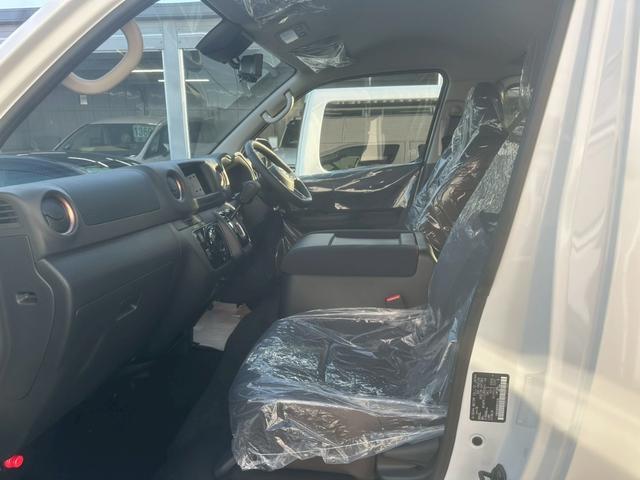 キャラバン ロンググランドプレミアムＧＸ　登録済未使用車　デジタルインナーミラー　アラウンドビューモニター　左側パワースライドドア　イージークローザー　クリアランスソナー　ＬＥＤヘッドライト　インテリキー　純正１５インチＡＷ　スペアタイヤ（35枚目）