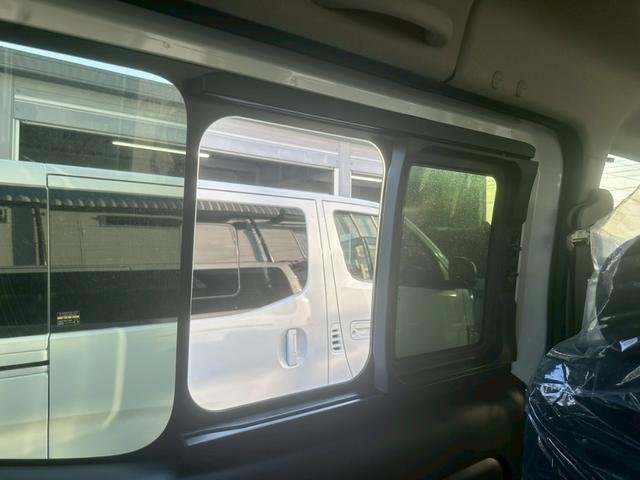 キャラバン ロンググランドプレミアムＧＸ　登録済未使用車　デジタルインナーミラー　アラウンドビューモニター　左側パワースライドドア　イージークローザー　クリアランスソナー　ＬＥＤヘッドライト　インテリキー　純正１５インチＡＷ　スペアタイヤ（68枚目）