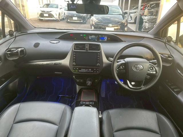 プリウス Ｓツーリングセレクション　純正ディスプレイオーディオ　ＴＲＤエアロ（Ｆ／Ｓ／Ｒ）　ＴＲＤマフラー　ビルドインＥＴＣ　バックカメラ　ドライブレコーダー前後　ブラックレザーシート　シートヒーター　レーダークルーズコントロール（2枚目）