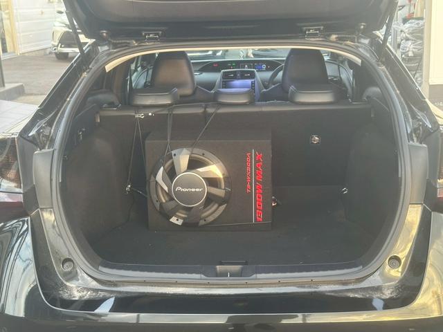 プリウス Ｓツーリングセレクション　純正ディスプレイオーディオ　ＴＲＤエアロ（Ｆ／Ｓ／Ｒ）　ＴＲＤマフラー　ビルドインＥＴＣ　バックカメラ　ドライブレコーダー前後　ブラックレザーシート　シートヒーター　レーダークルーズコントロール（4枚目）