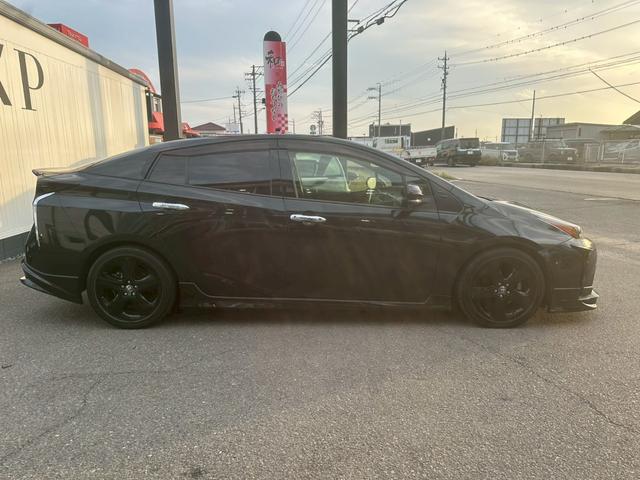 プリウス Ｓツーリングセレクション　純正ディスプレイオーディオ　ＴＲＤエアロ（Ｆ／Ｓ／Ｒ）　ＴＲＤマフラー　ビルドインＥＴＣ　バックカメラ　ドライブレコーダー前後　ブラックレザーシート　シートヒーター　レーダークルーズコントロール（22枚目）